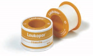 CEROTTO ADESIVO IPOALLERGENICO LEUKOPOR. SUPPORTO: TESSUTO NON TESSUTO BIANCO DI POLIESTERE E VISCOSA ADESIVO POLIACRILICO SENZA RESINE E GOMME NATURALI. 5X5CM MUTABILE - farmascienza.it